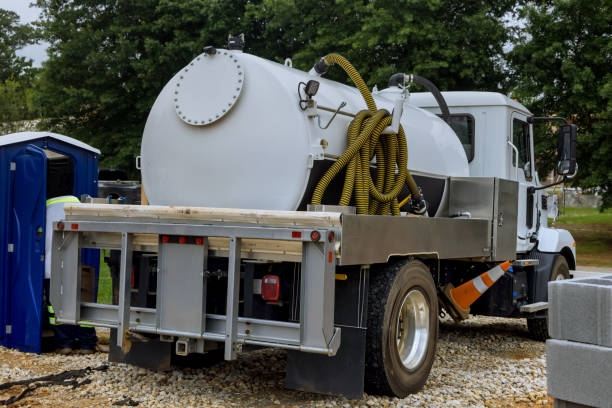Best Porta potty delivery and setup  in Farmingdale, NY